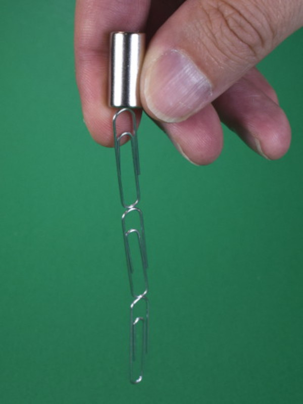 Using a magnet to make a paperclip chain