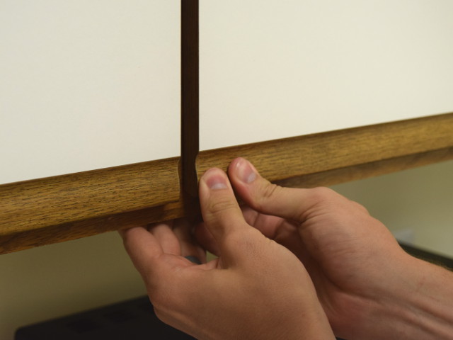 Closing cabinet doors