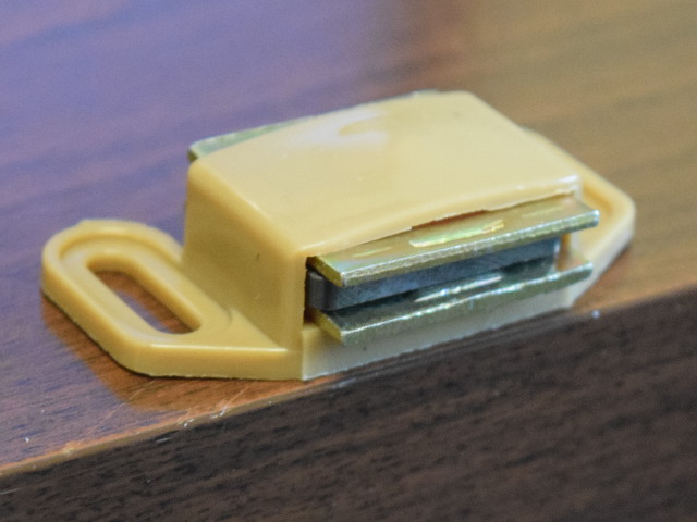 Magnetic cabinet closure