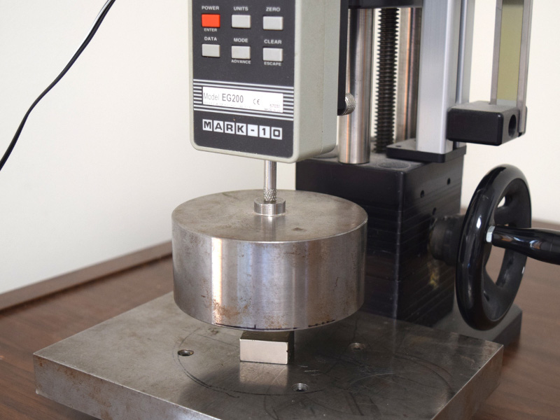 Testing pull force case 2 of block magnet from side