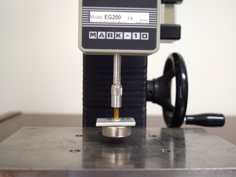 Testing pull force case 1 of disc magnet