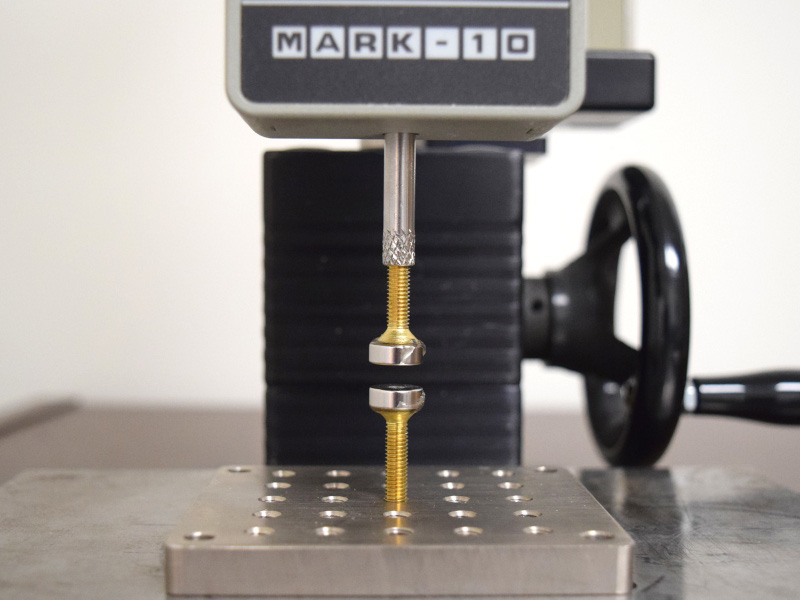 Testing pull force case 3 of disc magnets close shot