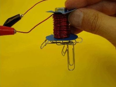 electromagnet picking up metal paperclips