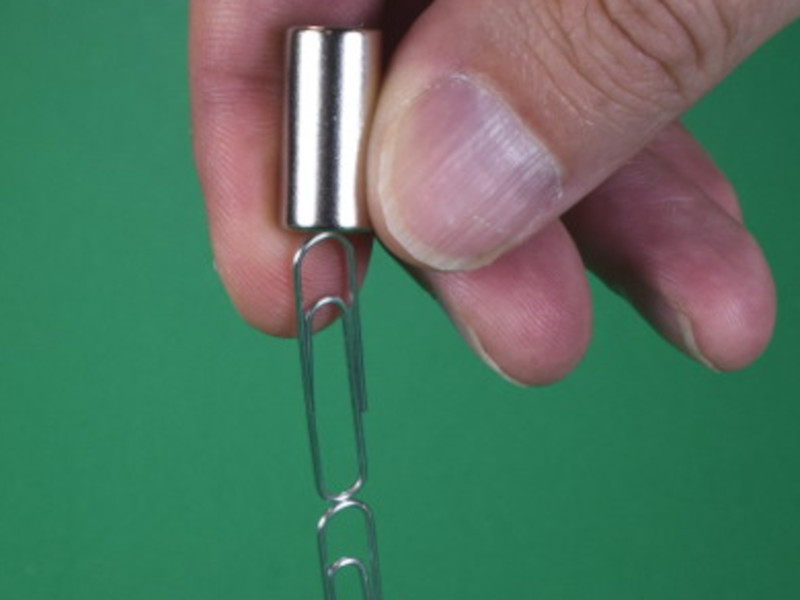 Steel paperclip chain with a magnet
