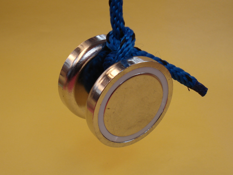 Yo-yo shaped fishing magnet